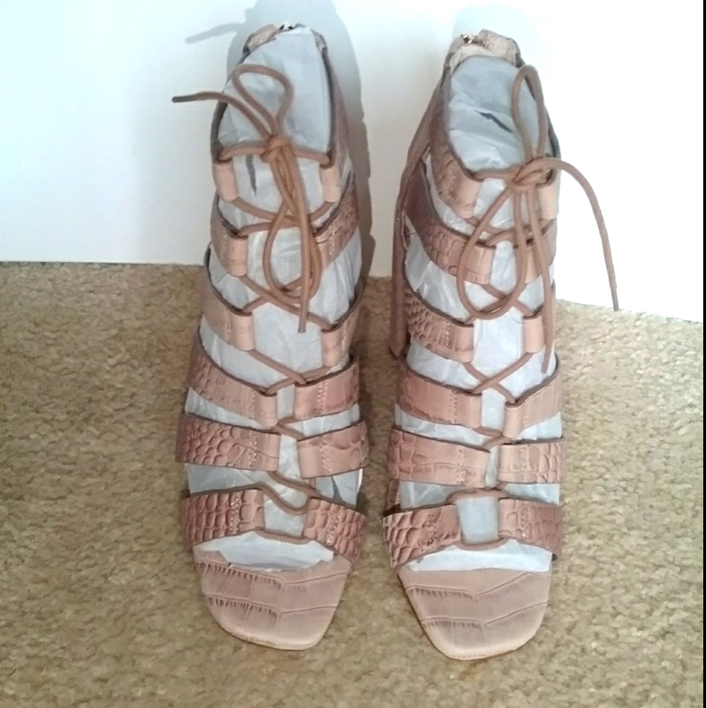 Vince Camuto Phandras Sandal. Size 8.5. NIB
